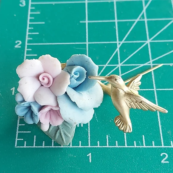 P0062 Vintage Signed AJC Goldtone Hummingbird with Flowers Brooch Pin - Picture 7 of 12